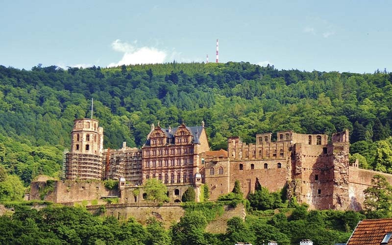 Lâu đài Heidelberg theo kiến trúc Phục Hưng lấp lánh trước ánh nắng vàng của buổi chiều tà đẹp tuyệt